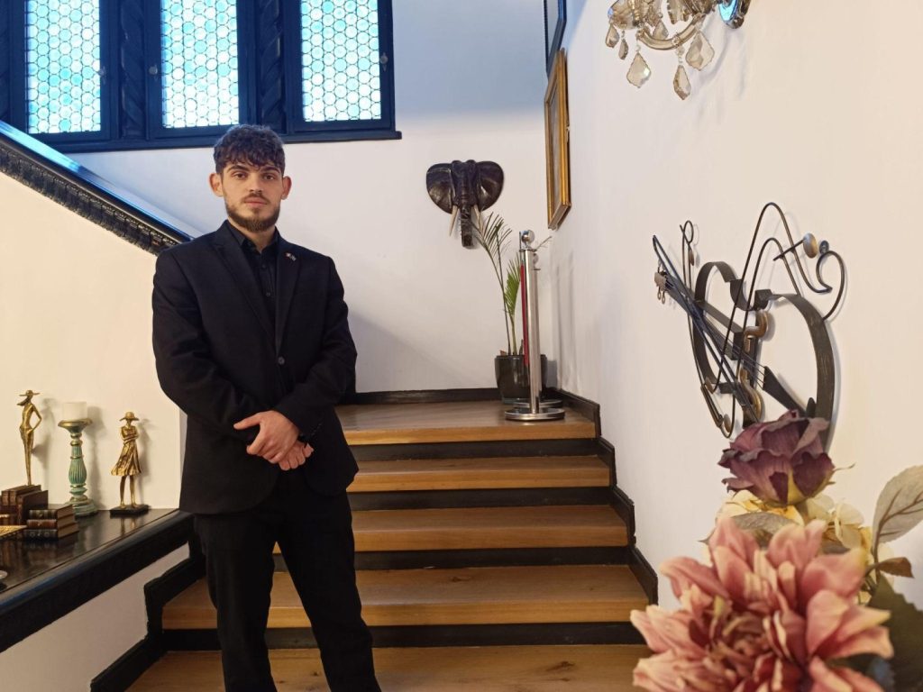 Steagurile direcționale EkoGroup: Instrumentul preferat de Vlad Augustin pentru notorietate locală
